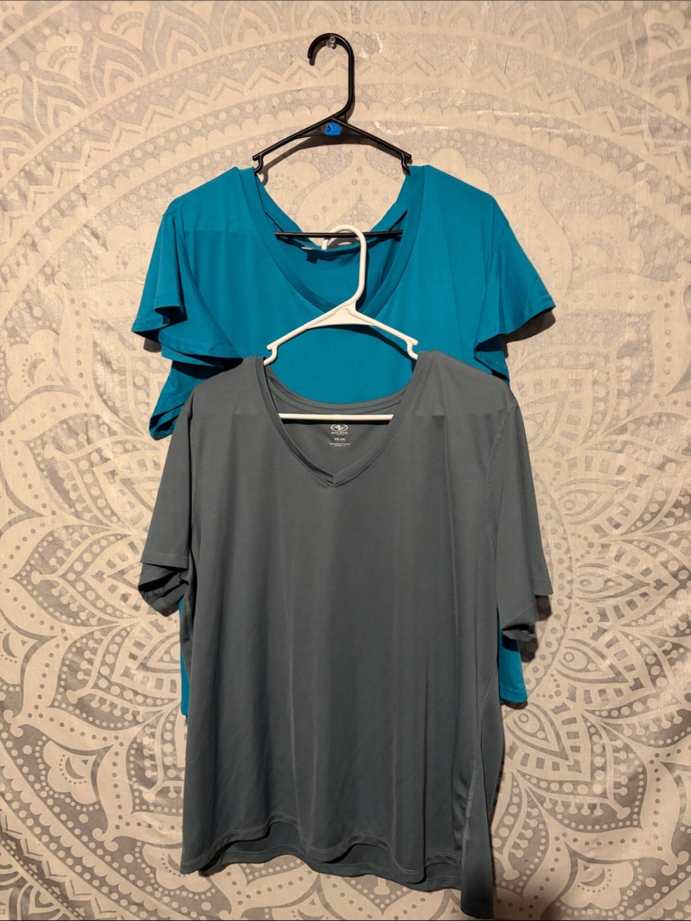 Bundle of 2 Flutter Sleeve V-Neck Tops Athletic Works & Unbranded Women’s XXL